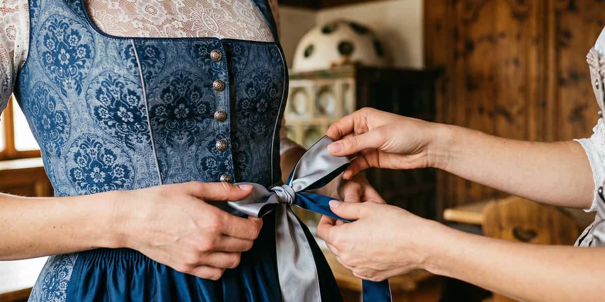 Frau im Midi-Dirndl mit links gebundener Schleife 