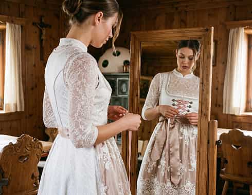 Dirndl schnüren: So sitzt die Schnürung richtig