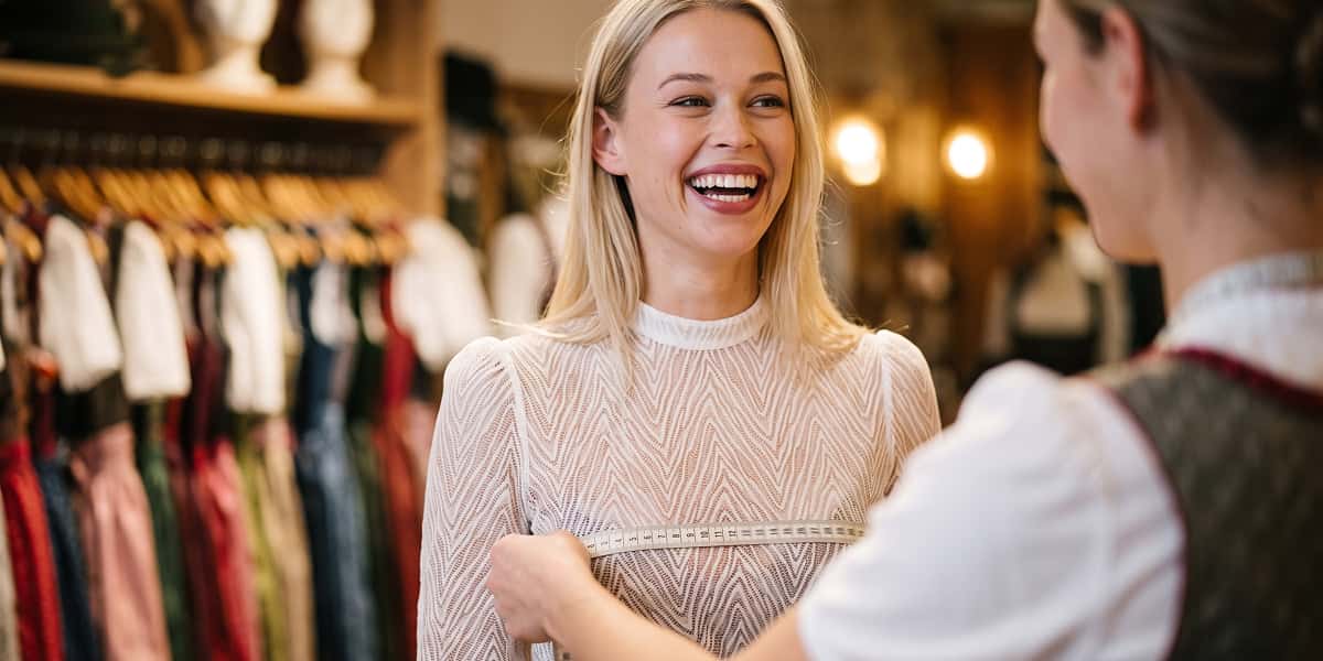 Dame in einer eleganten Dirndlbluse