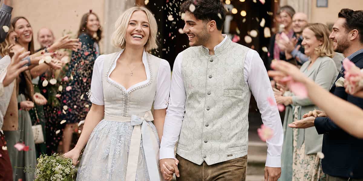 Damen in einer eleganten Dirndlbluse