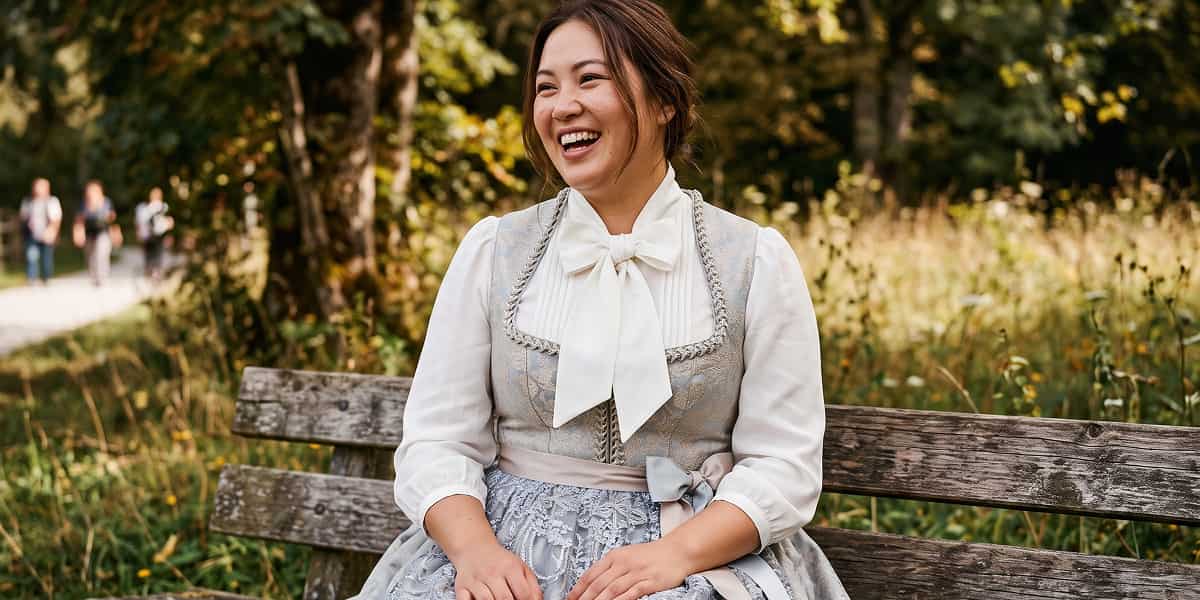 Dame in einer eleganten Dirndlbluse