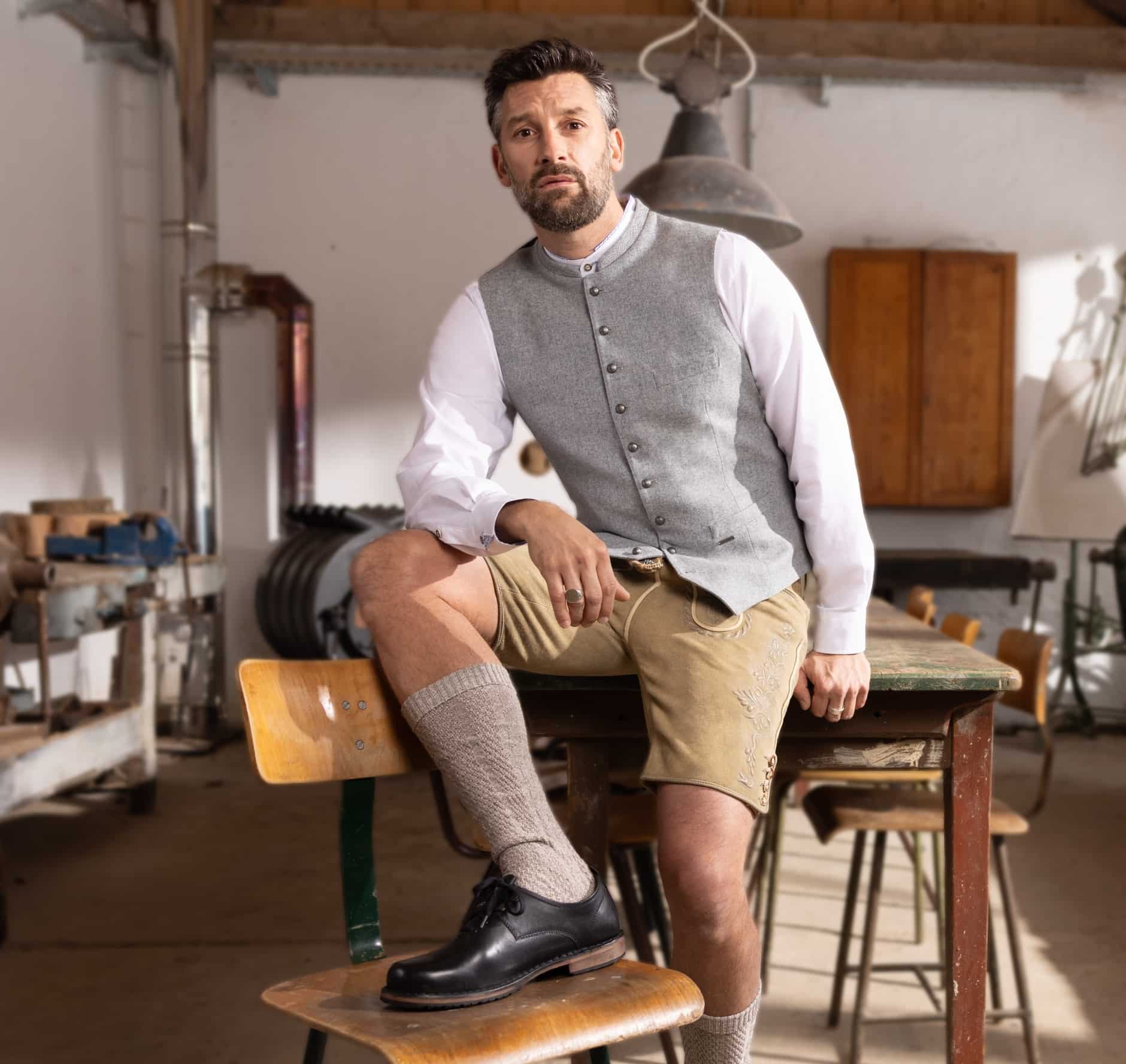 Herr in Trachtenhemd, Lederhose und Weste