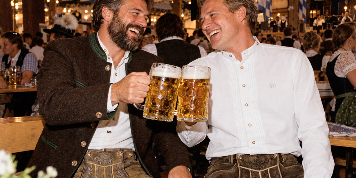 Herren in Herrentracht