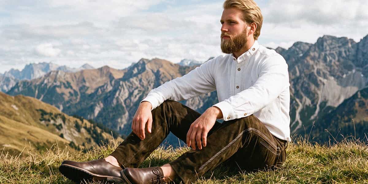 Herr in Trachtenhemd, Lederhose von Stockerpoint