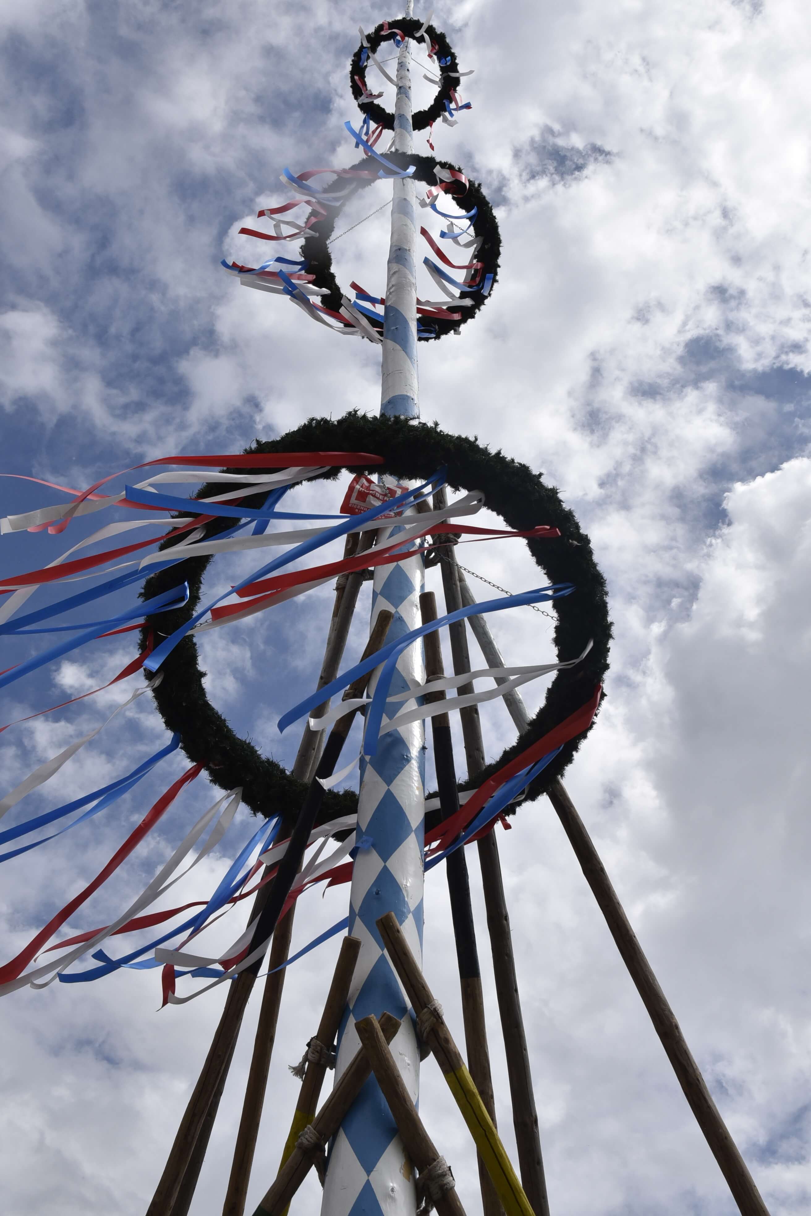 Was ist ein Maibaumfest? Herkunft und Bräuche einfach erklärt