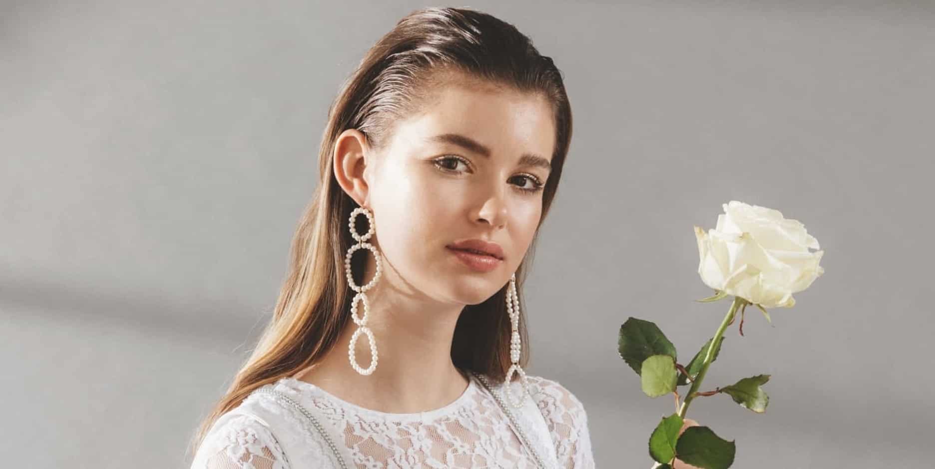 Dame mit weißer Rose