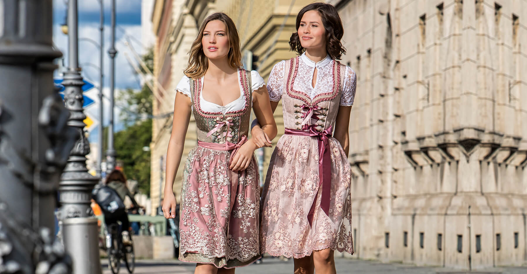 2 Damen in bayrischem Dirndl