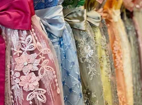 Dirndl-Materialien: Baumwolle, Leinen und Spitze schenken Stil