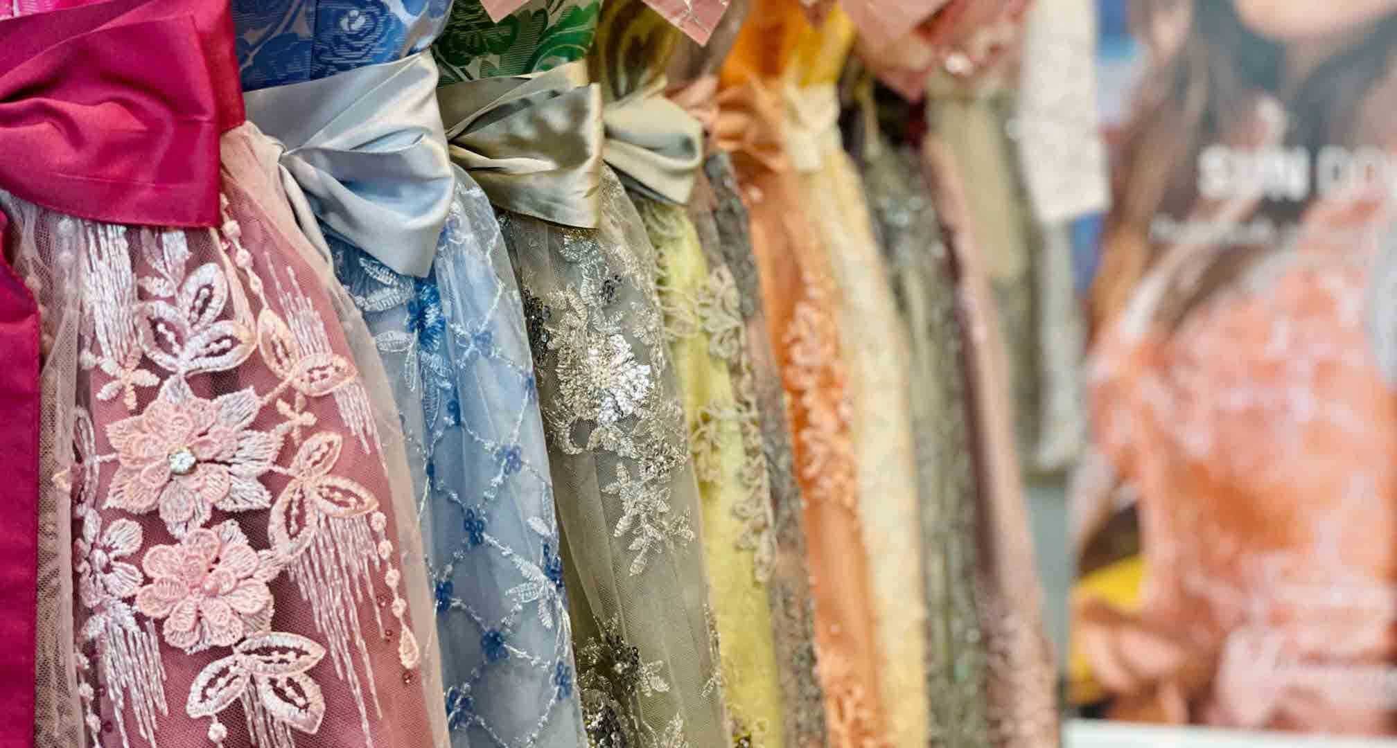 Nahaufnahme von bayrischen Dirndl