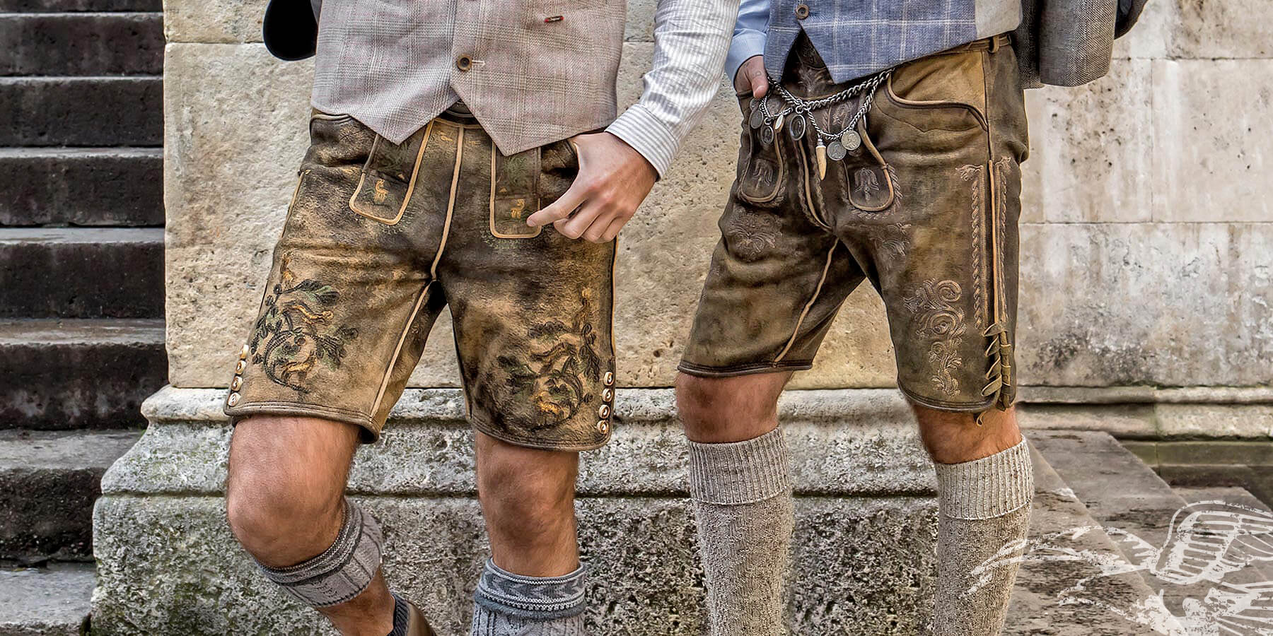 2 Damen in bayrischem Dirndl