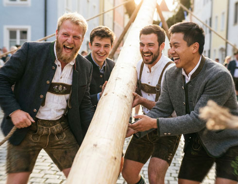 Was ist ein Maibaumfest? Herkunft und Bräuche einfach erklärt