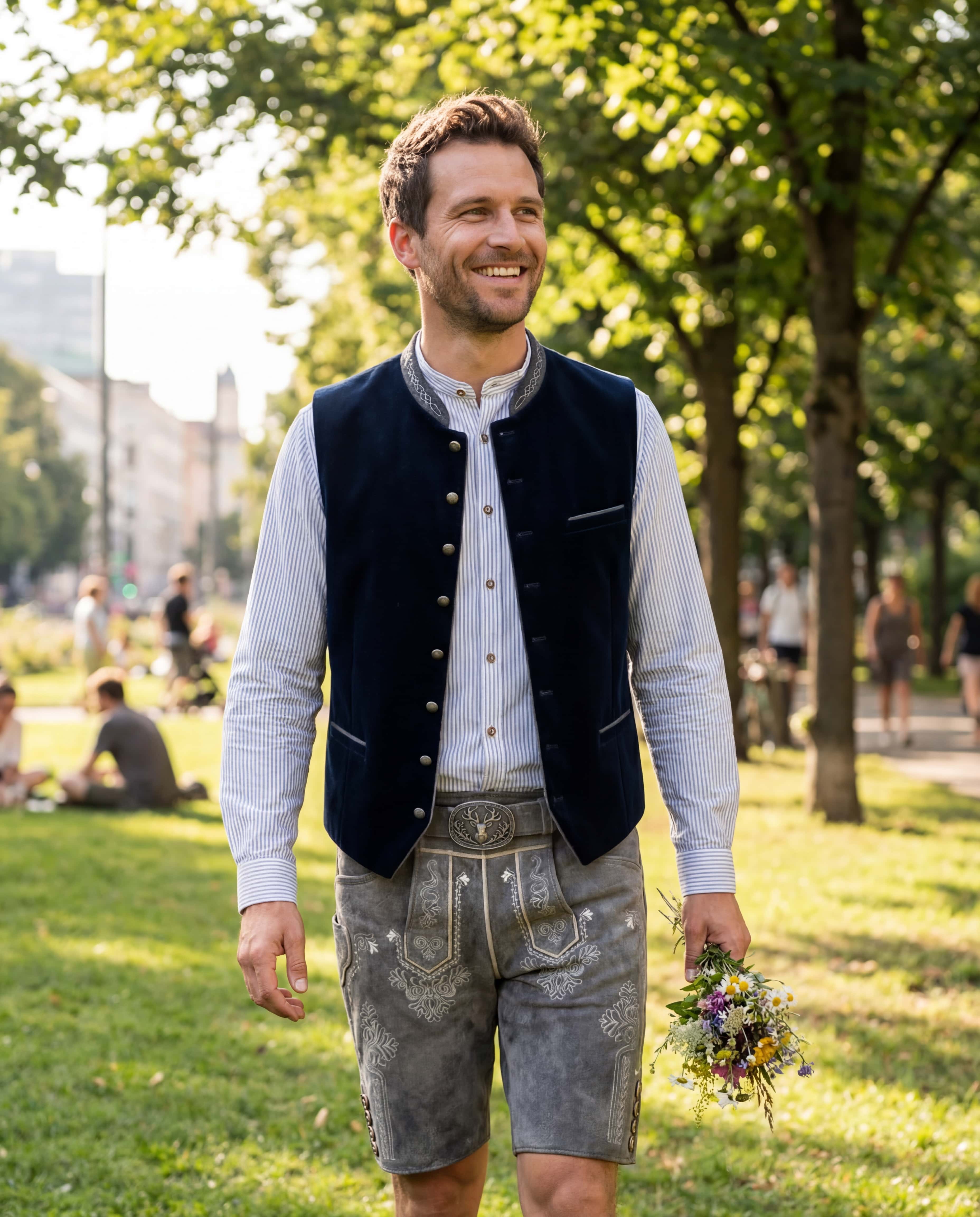 Mann in bayricher Trachtenweste und Lederhosen