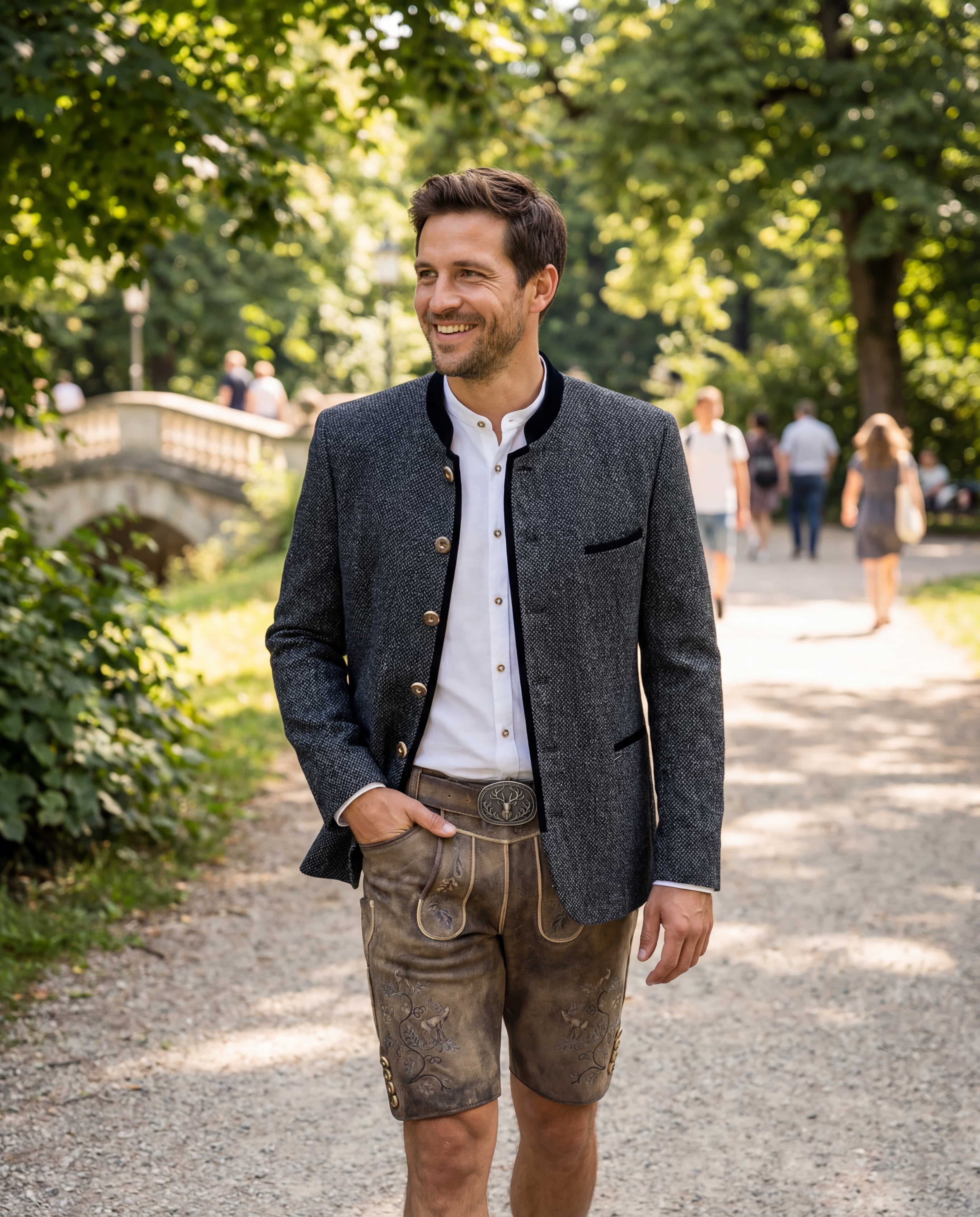 Mann in bayrischer Trachtenjacke, -weste und Lederhosen