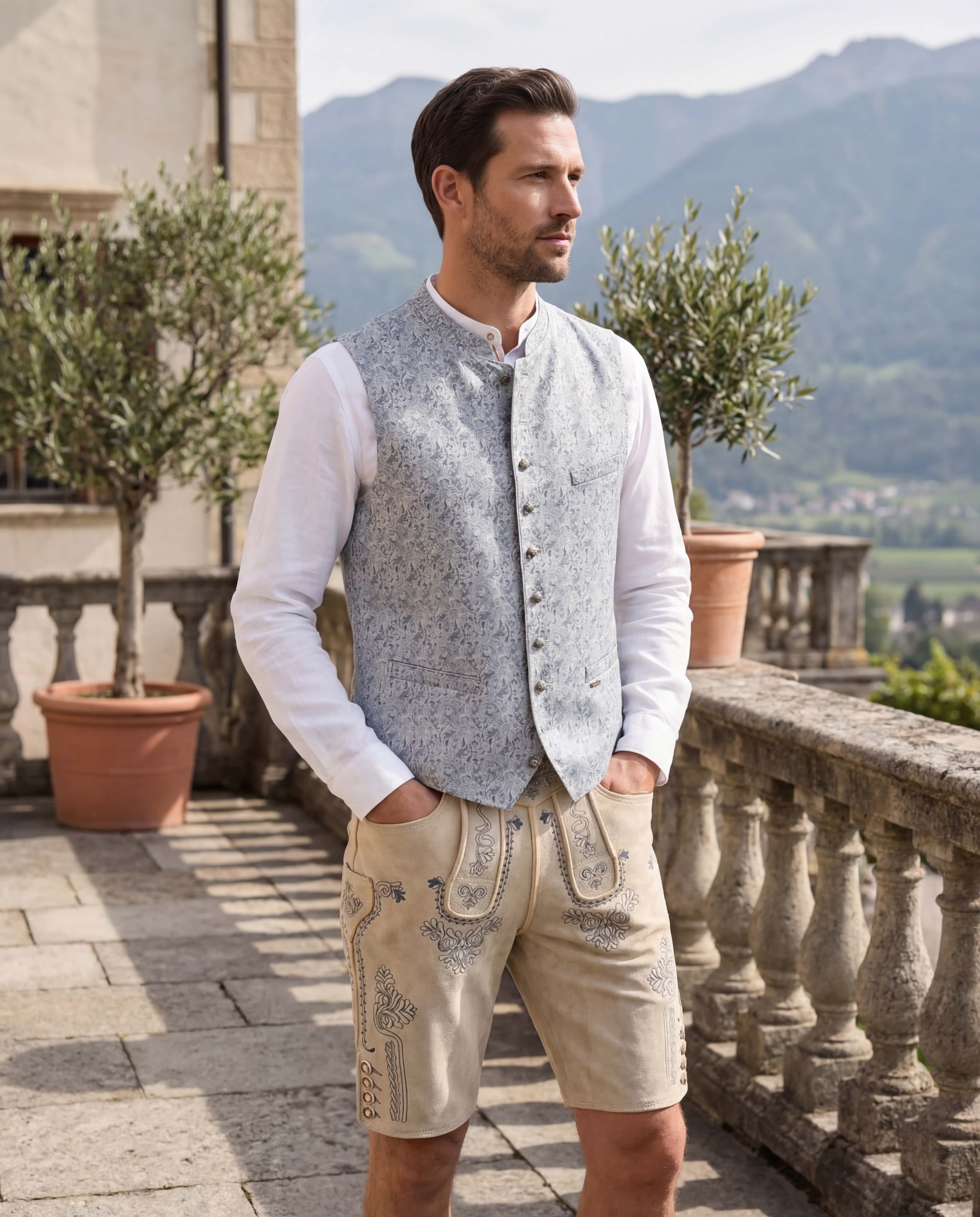 Dame und Herr in bayrischer Tracht stehen nebeneinander